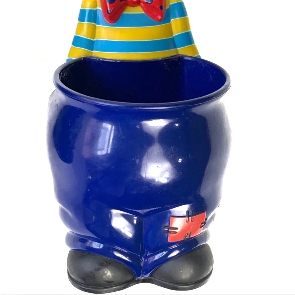 Clown cup container, that is very adorable.